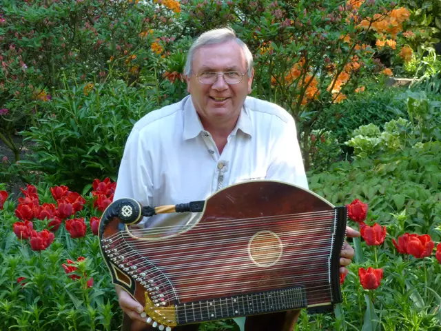 Zithervirtuose Konny Kyrion begleitet die Spendenaktion für die kleine Luna mit seiner Musik. | Foto: Konny Kyrion