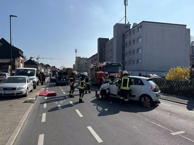 Auch ein Hund musste aus einem der Fahrzeuge geborgen werden, die Hauptstraße war gesperrt worden. | Foto: Feuerwehr Kerpen