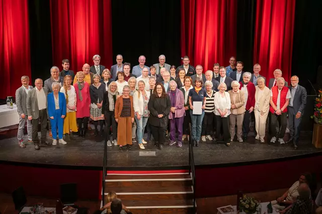 20 verdiente Bürgerinnen und Bürger erhielten die Ehrennadel in Gold. Foto: Rheinisch-Bergischer Kreis/ Joachim Rieger