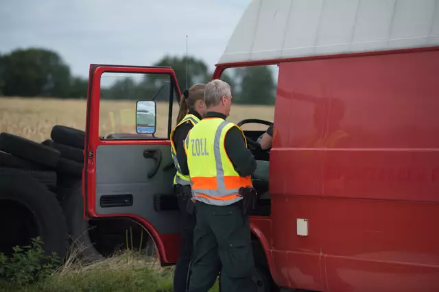 Zollbeamte kontrollieren einen Transporter. Symbolfoto. | Foto: benjaminnolte - stock.adobe.com