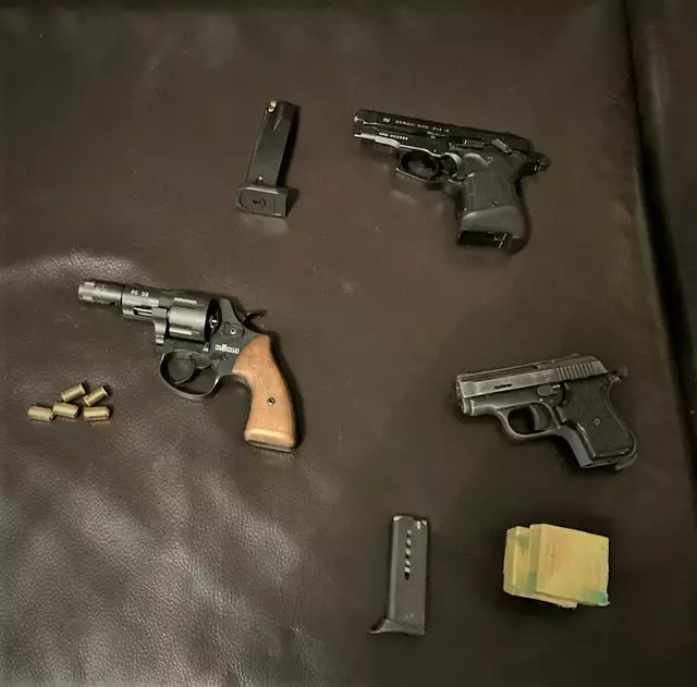 Die Beamten fanden auch Schusswaffen und Munition. | Foto: Polizei Köln