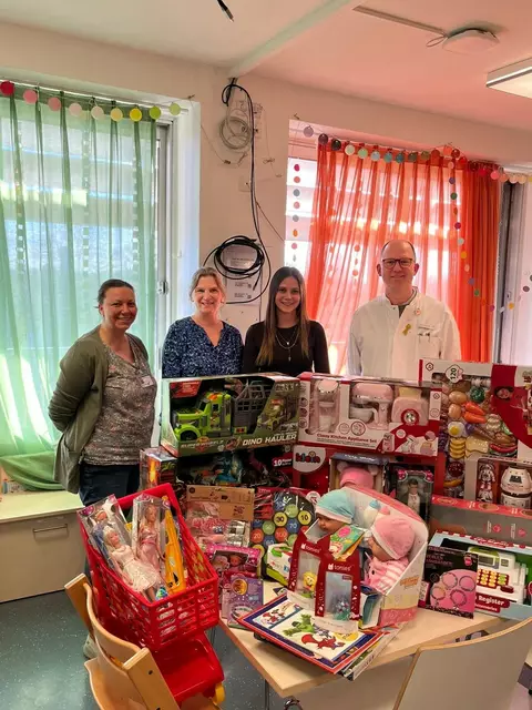 Die 16jährige Eva Strunk (2.v.r.) bei der Übergabe in der Kinderklinik. | Foto: zVg