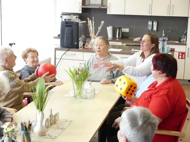 In der Caritas-Tagespflegestation in Eitorf wird gerne gespielt oder Stuhl-Gymnastik betrieben. | Foto: Christa Gast
