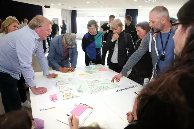 An Thementischen ging es um Details bei der Planung des Baugebiets „Auf der Höhe“ zwischen Drabenderhöhe und Brächen.  | Foto: Christian Melzer