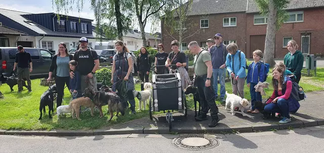 Hundeschule SaLu-Dogs 2024 mit insgesamt 38 Teilnehmerinnen und Teilnehmern die größte Gruppe am Start | Foto: Heinz Könen