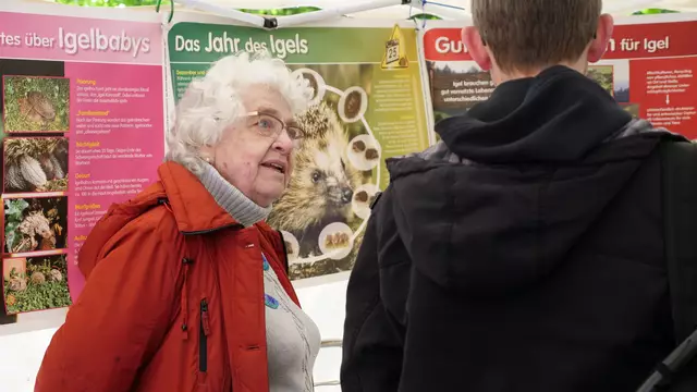 Karin Oehl, Igelstation Pulheim seit 1973, am Infostand anlässlich des Tierheimfestes 2019 | Foto: Heinz Könen