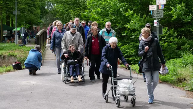 2019 - Los geht's! Auch Bewohnerinnen und Bewohner des DRK Seniorenheims Bergheim sind beim Kilometersammeln begeistert dabei. | Foto: Heinz Könen