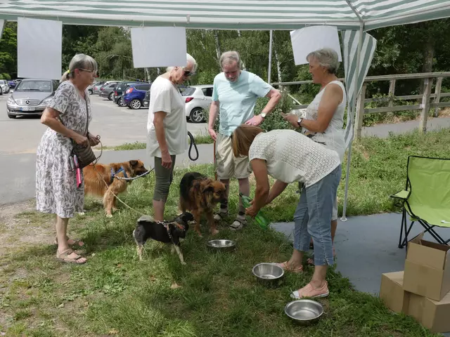 2017 - Johanna Lauber und die inzwischen verstorbene Else Garbe, Tierfreunde Rhein-Erft, am Checkpoint "Zievericher Mühle"   | Foto: Heinz Könen