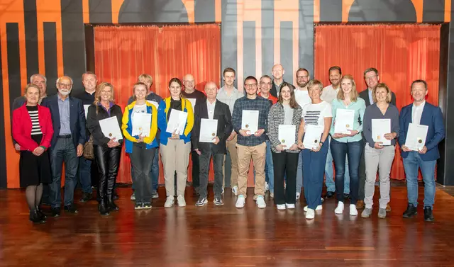 Landrat Stephan Santelmann (3.v.r.) und der Vorsitzende des Kreissportbundes Ulrich Heimann (3.v.l.) zeichneten mit (v.l.) Aggi Thieme (Kreis-Dezernentin Schule, Sport, Kultur) und Thorsten Schmalt (Kreis-Ausschuss-Vorsitzender Schule, Sport, Kultur) Jugendbetreuer*innen aus. Foto: Axel König