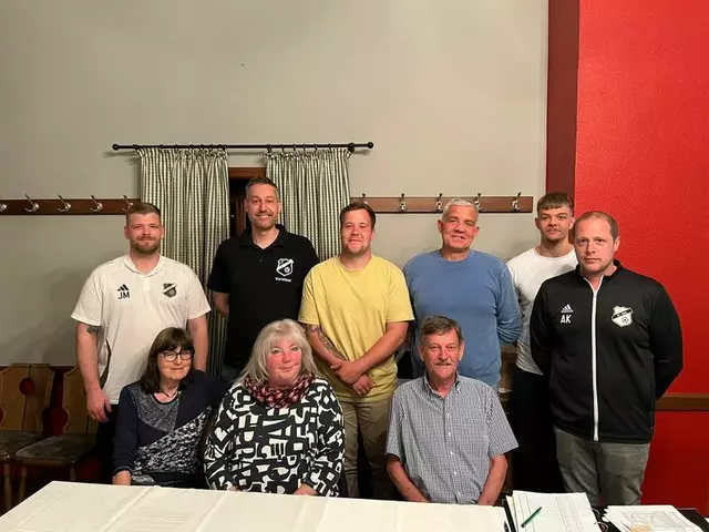 Der Vorstand des SV Höhe freut sich auf das Sportfest an Pfingsten 
Vordere Reihe v. l.: Monika Nohl, Ute Gewaltig, Klaus Nohl; hintere Reihe v.l.: Jan Meißner, Daniel Nohl, Lars Meißner; Nino Cornicolario, Domenico Cornicolario; Andy Kaspar. Es fehlt: Patric Krautscheid  | Foto: Archiv SV Höhe 