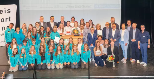 Geehrte Sportler*innen und Teams mit Vertretern aus Politik, Kreis und Stadt. Foto: Axel König