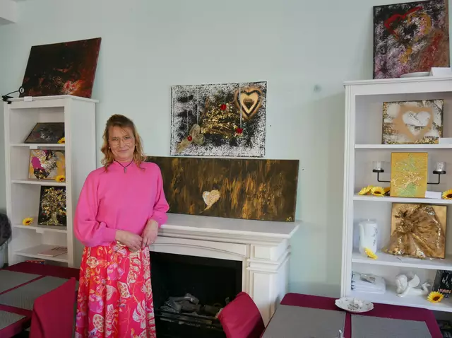 Die Wesselingerin Marzella Pfüller in Mines Spatzentreff vor einigen ihrer abstrakten Acryl-Werke.  | Foto: Anita Brandtstäter