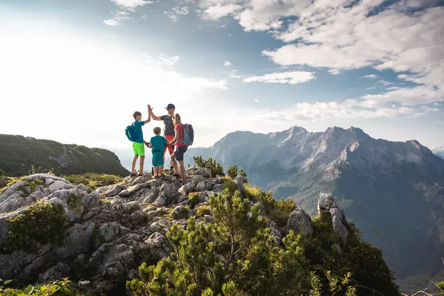 Geschafft! Eine Familie hat das Bergmassiv Steinplatte erklommen. Foto: DJD/Tourismusverband PillerseeTal/Klaus Listl