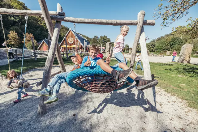 Bei der HöhlenErlebnisWelt können sich die kleinen Besucher auf dem Abenteuerspielplatz nach Herzenslust austoben. Foto: DJD/Stadt Giengen an der Brenz