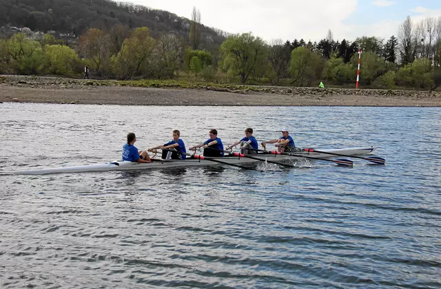 Jugendliche beim Training im frisch getauften Vierer mit Steuermann „Rakete“. (Foto Copyright: WSVH).