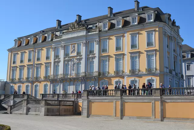 Ab morgen, 19. April, lockt das Welterbe Schloss Augustusburg zum Auftakt des 300-jährigen Jubiläums mit der Sonderpräsentation " Über Stuck und Stein", die seltene Einblicke in die bewegte Geschichte des Schlosses bietet. 