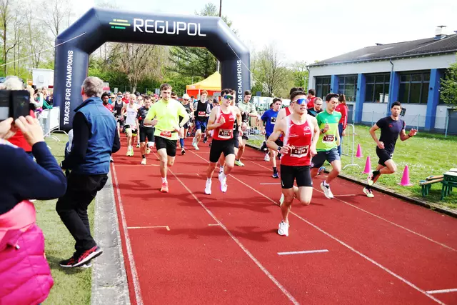 Eliah Rieck vom LAZ Rhein Sieg mit der Startnummer 1070 läuft quasi einem Start-/Ziel-Sieg entgegen über 10,8 Kilometer.   | Foto: Steimel