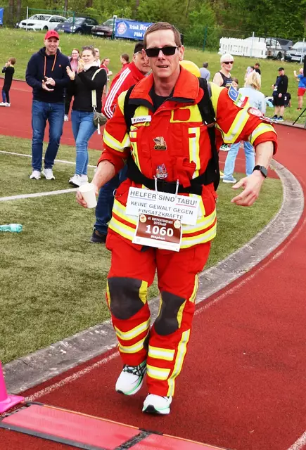 Feuerwehrmann Stephan Vester absolvierte die 10,8 Kilometer in 1:26,18 Stunde in voller Montur mit Sauerstoffflasche auf dem Rücken und setzte eine Zeichen gegen Gewalt gegenüber Hilfskräften. | Foto: Steimel