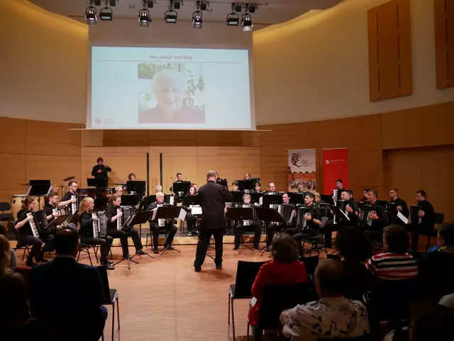 Den ersten Programmteil des Konzertes des Hohner-Konservatoriums Trossingen gestaltete das Seminarorchester in Kooperation mit dem Hohner-Akkordeonorchester 1927 Trossingen e.V. "In memoriam Fritz Dobler".  | Foto: Anita Brandtstäter