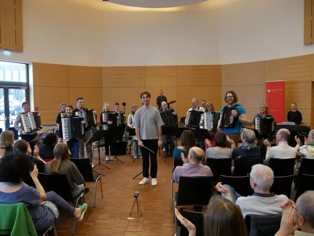 Der Lehrgang "Dirigieren" unter Leitung von Silke D'Inka ist eine Erfolgsgeschichte: Teilnehmende dirigierten wieder Musik verschiedener Couleur, und es gab zum dritten Mal eine Uraufführung mit der neuen Suite von Leon Jonas Thieme "Some Childhood Memories".  | Foto: Anita Brandtstäter