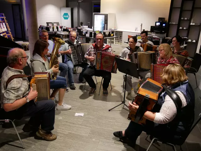 Der Kurs "Steirische Harmonika" setzte das Musikprogramm der Open Stage fort mit volkstümlichen Melodien.  | Foto: Anita Brandtstäter