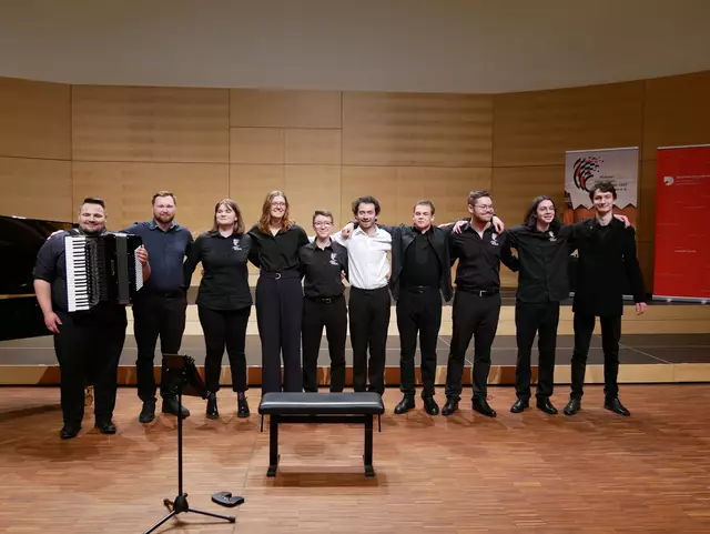 Auf höchstem Niveau spielten drei Trios, ein Duo des Hohner-Konservatoriums und die Solisten Nils Aebersold und Michael Ziegler. Nicht nur Akkordeon erklang im Konzert, sondern auch Mundharmonika und Klavier. Zu Recht bekamen die Studierenden viel Applaus für ihre beeindruckenden Leistungen. | Foto: Anita Brandtstäter