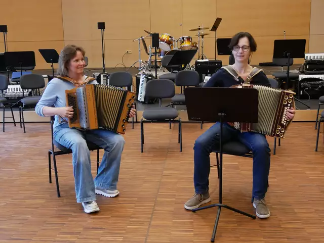 Eine Duo aus dem Lehrgang "Steirische Harmonika" von Jakob Steinkellner beim Abschlusskonzert.  | Foto: Anita Brandtstäter