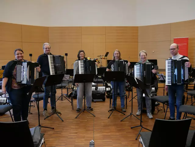 Am Gründonnerstag ging die Osterarbeitswoche wie immer mit einem Abschlusskonzert zu Ende. Zunächst präsentierte ein Ensemble aus dem Lehrgang Ensemblespiel ein Präludium mit Fuge von Bach - mit dem Rücken zum Publikum, nur aufeinander hörend - und anschließend den "Rojo Tango" von Pablo Ziegler, dem Pianisten von Astor Piazzolla. | Foto: Anita Brandtstäter