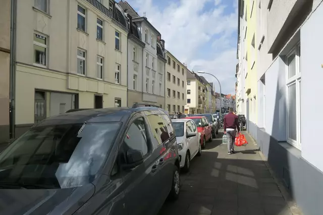 Kein Grün, nirgends: Im südlichen Teil der Gerolsteiner Straße, nahe der Einmündung in die Wichterichstraße, fehlt es sichtbar an Grün.  | Foto: Hermans