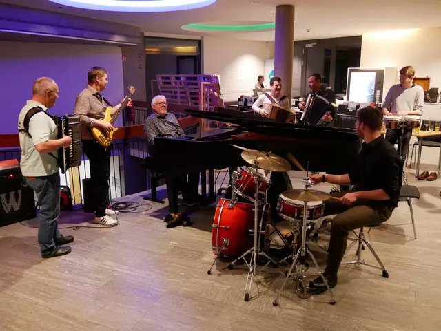 Gemischte Combo - Jazz und Volksmusik - am späteren Abend.  | Foto: Anita Brandtstäter