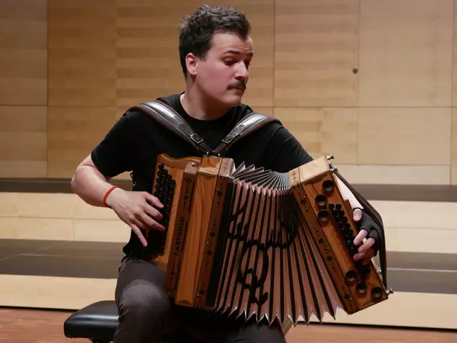 Jakob Steinkellner gestaltete mit der Steirischen Harmonika das Konzert am letzten Abend.  | Foto: Anita Brandtstäter