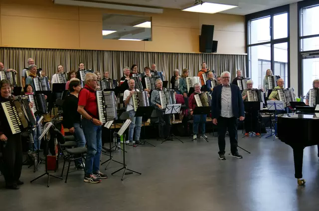 Großer Applaus für das 43 Teilnehmende starke Orchester des Lehrgangs 5 unter Leitung von Hans-Günther Kölz und Wolfgang Russ nach dem Queen-Hit "Somebody To Love".  | Foto: Birgit Schultheiß