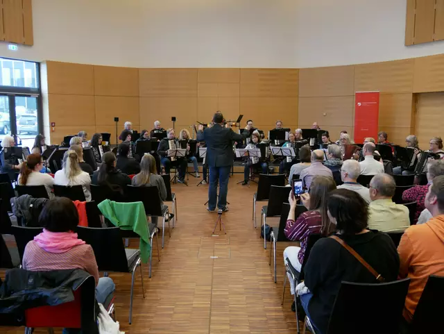 Ian Watson hatte wieder die "Orchesterwerkstatt" geleitet: Das 30 Aktive starke Orchester spielte aus zwei Werken von ihm - den neuen "Two Tango" und zwei Sätze aus den "Four Seaside Sketches" sowie eine Würdigung von Fritz Dobler mit seiner "Werziade I".  | Foto: Anita Brandtstäter