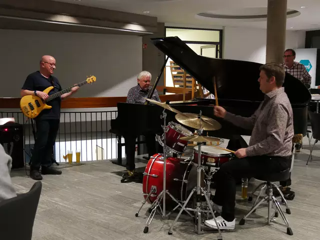 Der letzte Abend der Lehrgangswoche ist immer etwas Besonderes! Wie so häufig eröffneten Hans-Günther Kölz am Flügel und Wolfgang Ruß am Bass die Open Stage im Foyer der Bundesakademie Trossingen. Mit Ulrich Kruspel als Schlagzeuger bildeten sie ein Jazz-Trio.  | Foto: Anita Brandtstäter