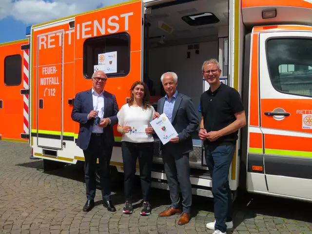 Foto: Hans-Otto Trümper (Rotary), Linda Mai (Vorstandsvorsitzende Blau-Gelbes Kreuz), Elmar Frey (Rotary), Dr. Thomas Rosendahl (Vorstand Blau-Gelbes Kreuz) | Foto: N Schieren