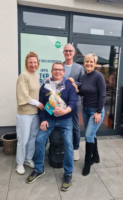 Der Vorstand des Turnvereins Dellbrück begrüßte den neuen Betreiber mit einem kleinen Geschenk. Von links nach rechts: Anja Hogrefe, TVD Geschäftsführerin, Dirk Kleber, Gastronom, Holger Kirchhof, Mitglied des TVD Vorstands, Renate Baur, TVD Geschäftsführerin.  | Foto: Thomas Ahrendt
