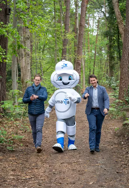 Bürgermeister Alexander Biber (rechts), Digitalisierungsbeauftragter Fabian Wagner (links) und Smarta sind im Wald unterwegs. | Foto: Stadt Troisdorf