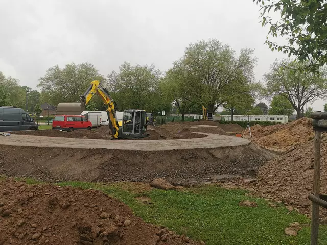Die Bauarbeiten zur Erweiterung des Sport- und Bewegungsparks um eine Kletterwand und eine „Pumptrack“-Strecke haben begonnen.  | Foto: Stadt Elsdorf