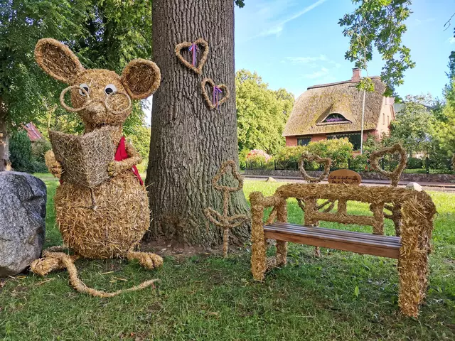 In Fiefbergen zeigte sich im letzten Jahr die Leseratte Lieselotte in voller Schönheit. Foto: DJD/Probstei Tourismus Marketing