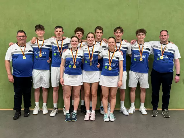 Die Deutschen Meister mit ihren Coaches. Foto: TV Refrath