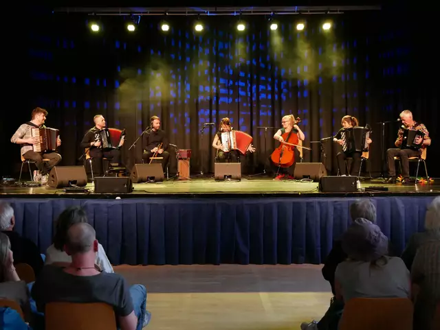 Das Gesamtensemble der Akkordeonale 2025 in der Jahnhalle Kerpen.  | Foto: Anita Brandtstäter