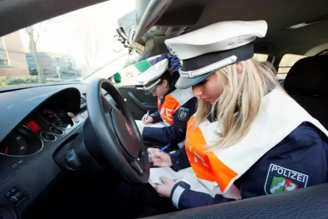 Drei Promille Alkohol und Unfallspuren: Polizisten brachten den Mann in ein Krankenhaus. | Foto: Symbolbild Polizei