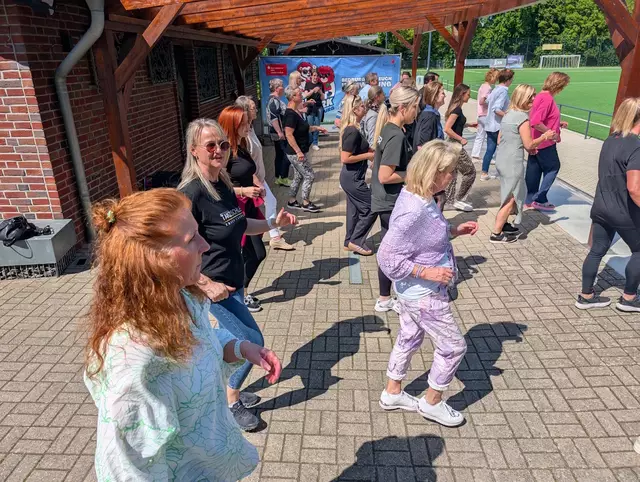 Als kleinen Vorgeschmack auf das Programm von „Sport im Park“ gab es für Bürgermeister Sascha Solbach und den Partnern des Projekts zur Vorstellung gleich mal eine Linedance-Einheit der Tanzschule Gaspers.  | Foto: Stadt Bedburg