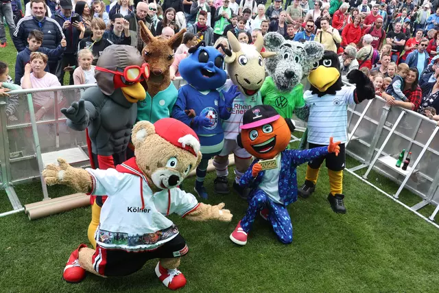 Das Fan- u. Familienfest auf der Stadionvorwiese (hier aus dem Jahre 2022) ist Aufwärm-Programm vor dem DFB-Pokalfinale der Frauen. Das Spiel zwischen Bayern München und Werder Bremen wird um 16 Uhr angepfiffen. | Foto: Martina Goyert