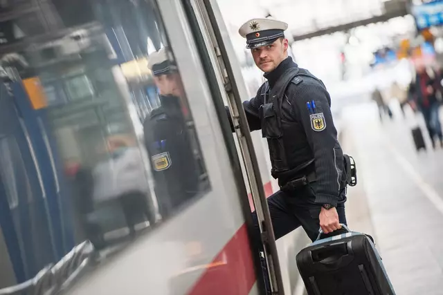 Symbolbild eines Beamten im Einsatz am Bahnhof. | Foto: Bundespolizei