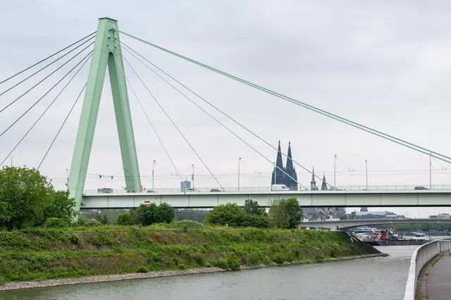Damit die turnusmäßige Überprüfung der Severinsbrücke stattfinden kann, werden am Sonntag, 4. Mai, beide stadteinwärts führenden Spuren gesperrt. | Foto: Uwe Weiser