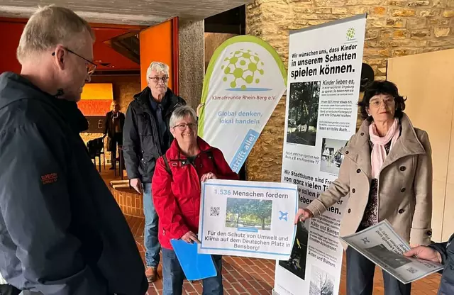 Martin Häusling, Gabriele Apicella und Johanna Selle von den Klimafreunden Rhein-Berg überreichen die Petition zum Erhalt der Bäume auf dem Deutschen Platz an Bürgermeister Frank Stein. Foto: C. Eschbach 