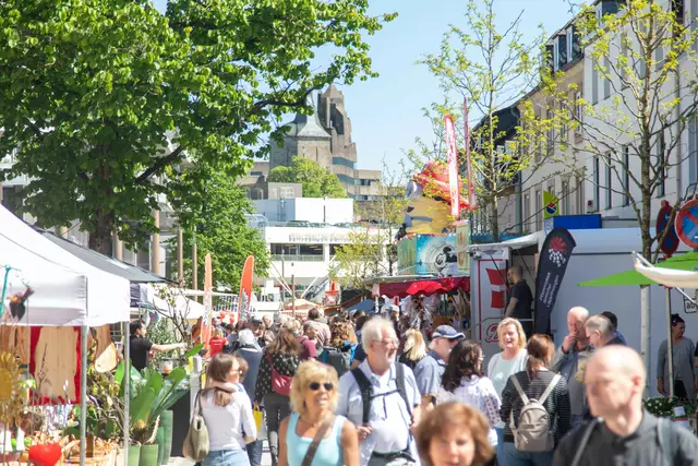 Die Bensberger Innenstadt war am letzten April-Wochenende Ziel vieler Besucher. Foto: Axel König