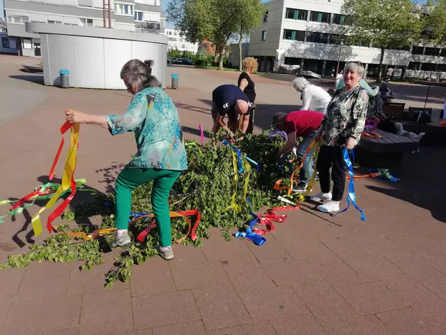 Der Maibaum wurde von Anwohnern mit Begeisterung geschmückt. | Foto: Heike Löhrer