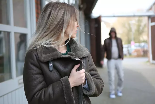 Frau dreht sich nach Verfolger um. | Foto: Symbolbild: Joerch - stock.adobe.com